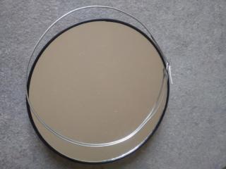 Modellate del filo di ferro spesso seguendo la forma dello specchio.