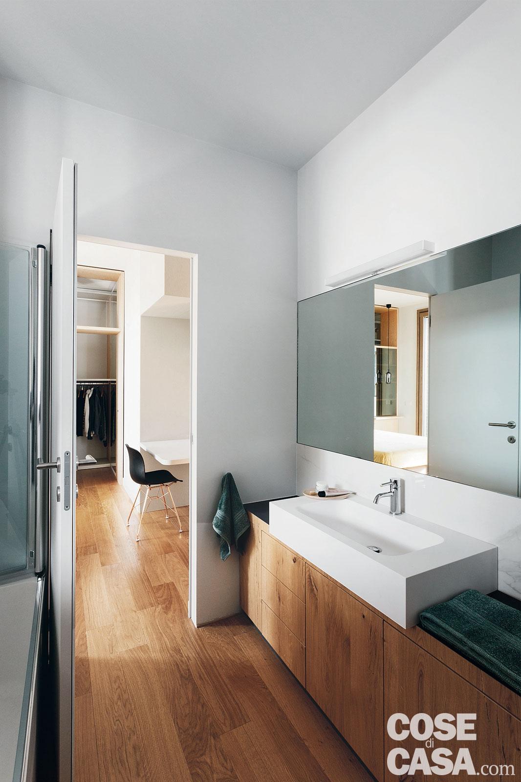 Nel bagno, lungo il perimetro è stata posata una boiserie in lastre di gres che imitano la texture del marmo Calacatta; la parte superiore della parete è tinteggiata con smalto lavabile. I sanitari sono di Catalano, la rubinetteria di Zucchetti. Spugne di Mirabello Carrara. Nel bagno, lungo il perimetro è stata posata una boiserie in lastre di gres che imitano la texture del marmo Calacatta; la parte superiore della parete è tinteggiata con smalto lavabile. I sanitari sono di Catalano, la rubinetteria di Zucchetti. Spugne di Mirabello Carrara.