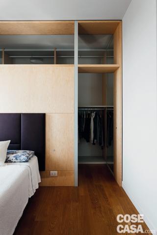 camera matrimoniale del nuovo appartamento, dettaglio della parete attrezzata, ingresso della cabina armadio, testiera imbottita, pavimento in parquet camera matrimoniale del nuovo appartamento, dettaglio della parete attrezzata, ingresso della cabina armadio, testiera imbottita, pavimento in parquet