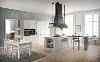 Stile classico, senza tempo, per la composizione candida Beverly di Stosa Cucine in cui le ante piene a telaio sono in Frassino Bianco; le maniglie e i pomoli sono declinati nella finitura Cromo lucido. Sul top dell'isola, in quarzo Top Crystal, si appoggia il bancone a “L” in Rovere Dark caratterizzato da un design minimale e contemporaneo. Un modulo base da 60 cm, prezzo a partire da 199 euro + IVA. www.stosacucine.com Stile classico, senza tempo, per la composizione candida Beverly di Stosa Cucine in cui le ante piene a telaio sono in Frassino Bianco; le maniglie e i pomoli sono declinati nella finitura Cromo lucido. Sul top dell'isola, in quarzo Top Crystal, si appoggia il bancone a “L” in Rovere Dark caratterizzato da un design minimale e contemporaneo. Un modulo base da 60 cm, prezzo a partire da 199 euro + IVA. www.stosacucine.com