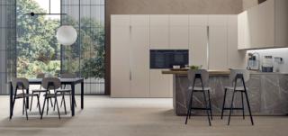 Ha una grande capacità contenitiva la cucina Immagina di Lube grazie alle numerose colonne e ai pensili verticali con le ante lisce nella finitura Dove grey. La penisola con la zona cottura ha le ante  delle basi e il top realizzati in decorativo Marmo venato grigio e il piano snack, in appoggio sul top, nella finitura Salix brown. Un modulo base da 60 cm con due cestoni escluso top, prezzo 473 euro + IVA www.cucinelube.it Ha una grande capacità contenitiva la cucina Immagina di Lube grazie alle numerose colonne e ai pensili verticali con le ante lisce nella finitura Dove grey. La penisola con la zona cottura ha le ante  delle basi e il top realizzati in decorativo Marmo venato grigio e il piano snack, in appoggio sul top, nella finitura Salix brown. Un modulo base da 60 cm con due cestoni escluso top, prezzo 473 euro + IVA www.cucinelube.it