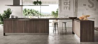 Un lungo bancone collega i due elementi squadrati che caratterizzano il modello Mia di Aran Cucine; le ante sono realizzate in LPL rovere moresco, messo in evidenza dalle gole e dagli zoccoli in alluminio brill. La finitura delle ante ha un aspetto piacevolmente materico e le rende resistenti e facili da pulire. Un modulo base da 60 cm, prezzo a partire da 198 euro + IVA. www.arancucine.it Un lungo bancone collega i due elementi squadrati che caratterizzano il modello Mia di Aran Cucine; le ante sono realizzate in LPL rovere moresco, messo in evidenza dalle gole e dagli zoccoli in alluminio brill. La finitura delle ante ha un aspetto piacevolmente materico e le rende resistenti e facili da pulire. Un modulo base da 60 cm, prezzo a partire da 198 euro + IVA. www.arancucine.it