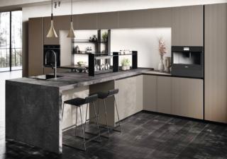 È dominata dalla presenza della penisola con piano snack la cucina Mira di Scavolini: le ante delle basi e dei pensili sono realizzate in laminato Strips Urban Steel; il piano cucina è in Laminato Top Steel, quello della penisola è in Laminato Pietra Abyss. Gli elementi a giorno in laccato opaco Nero Ardesia permettono di esporre oggetti e accessori. Prezzo su richiesta. www.scavolini.com È dominata dalla presenza della penisola con piano snack la cucina Mira di Scavolini: le ante delle basi e dei pensili sono realizzate in laminato Strips Urban Steel; il piano cucina è in Laminato Top Steel, quello della penisola è in Laminato Pietra Abyss. Gli elementi a giorno in laccato opaco Nero Ardesia permettono di esporre oggetti e accessori. Prezzo su richiesta. www.scavolini.com