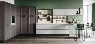 La cucina Smart di CREO Kitchens si articola in una zona contenimento da un lato, con le colonne con le ante riquadrate in PET carbone supermatt, e in un'altra di lavoro dall'altro, con il bancone che ha il piano in laminato calce wraky e il sostegno in vetro trasparente fumé. Le basi e i pensili a sviluppo orizzontale hanno le ante lisce in laccato UV polvere opaco. Un modulo base da 60 cm con due cestoni escluso top, prezzo 361 euro + IVA. www.creokitchens.it La cucina Smart di CREO Kitchens si articola in una zona contenimento da un lato, con le colonne con le ante riquadrate in PET carbone supermatt, e in un'altra di lavoro dall'altro, con il bancone che ha il piano in laminato calce wraky e il sostegno in vetro trasparente fumé. Le basi e i pensili a sviluppo orizzontale hanno le ante lisce in laccato UV polvere opaco. Un modulo base da 60 cm con due cestoni escluso top, prezzo 361 euro + IVA. www.creokitchens.it