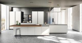 Il bancone snack, nella finitura Shift Nobilitato Noce Naturale, in appoggio sul piano dell'isola completa la cucina Zafferano di Valdesign che ha le ante lisce in Fenix Grigio Efeso. Le colonne  a parete sono intervallate da una nicchia con boiserie Aludust Peltro e moduli Flag Moka Stone. Un modulo base (L 90 x P 57,5 x H 81,5 cm) con anta, prezzo a partire da 451 euro + IVA. www.valdesigncucine.eu Il bancone snack, nella finitura Shift Nobilitato Noce Naturale, in appoggio sul piano dell'isola completa la cucina Zafferano di Valdesign che ha le ante lisce in Fenix Grigio Efeso. Le colonne  a parete sono intervallate da una nicchia con boiserie Aludust Peltro e moduli Flag Moka Stone. Un modulo base (L 90 x P 57,5 x H 81,5 cm) con anta, prezzo a partire da 451 euro + IVA. www.valdesigncucine.eu