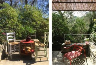 Sedie da osteria o pezzo di design?
Ecco un balcone che conduce a un giardino attraverso una scala di pietra. Tutto è molto basic, con muretti a secco che lo delimitano e pavimento in cemento lisciato e impermeabilizzato.  Quello che fa la differenza è l’arredo, che cambia completamente lo stile finale del balconcino. Nella prima foto ci sono due sedie da osteria, ma dipinte in due colori pastello, e un tavolino-carrello di gusto nordico. Nella seconda c’è un solo pezzo: una chaise longue in ferro di design (prodotta da Cappellini), in un color rosso intenso.
L’idea: Basta cambiare un pezzo di arredo per avere subito un’immagine completamente diversa. Bisogna imparare a divertirsi con l’arredo degli spazi esterni proprio come facciamo tra le pareti di casa! Sedie da osteria o pezzo di design?
Ecco un balcone che conduce a un giardino attraverso una scala di pietra. Tutto è molto basic, con muretti a secco che lo delimitano e pavimento in cemento lisciato e impermeabilizzato.  Quello che fa la differenza è l’arredo, che cambia completamente lo stile finale del balconcino. Nella prima foto ci sono due sedie da osteria, ma dipinte in due colori pastello, e un tavolino-carrello di gusto nordico. Nella seconda c’è un solo pezzo: una chaise longue in ferro di design (prodotta da Cappellini), in un color rosso intenso.
L’idea: Basta cambiare un pezzo di arredo per avere subito un’immagine completamente diversa. Bisogna imparare a divertirsi con l’arredo degli spazi esterni proprio come facciamo tra le pareti di casa!