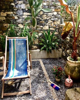 Stile vintage
Anche un piccolo cortile può avere il suo fascino. In  questo progetto si è puntato tutto sul pavimento, realizzato con ciottolini in marmo bianco e nero ispirandosi a un’antica tecnica ligure di solito utilizzata per i pavimenti delle piazze davanti alle chiese. Poi l’arredo è limitato al minimo….
L’idea: una soluzione meno utilizzata per arredare gli spazi esterni sono gli arredi vintage, che vanno molto dentro casa ma meno all’esterno… Invece ci sono soluzioni carine e divertenti, spesso low-cost, capaci di personalizzare di più lo spazio.  Come questa vecchia sdraio degli anni ‘60, che arriva da uno stabilimento balneare di Bibione… Stile vintage
Anche un piccolo cortile può avere il suo fascino. In  questo progetto si è puntato tutto sul pavimento, realizzato con ciottolini in marmo bianco e nero ispirandosi a un’antica tecnica ligure di solito utilizzata per i pavimenti delle piazze davanti alle chiese. Poi l’arredo è limitato al minimo….
L’idea: una soluzione meno utilizzata per arredare gli spazi esterni sono gli arredi vintage, che vanno molto dentro casa ma meno all’esterno… Invece ci sono soluzioni carine e divertenti, spesso low-cost, capaci di personalizzare di più lo spazio.  Come questa vecchia sdraio degli anni ‘60, che arriva da uno stabilimento balneare di Bibione…