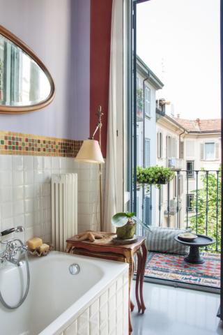 Dal bagno relax e tappeto
Ecco un altro caso ricorrente, che spesso demoralizza i proprietari: avere un balconcino il cui accesso avviene da una stanza di servizio. Risultato: il balcone si trascura o, ancora peggio, diventa una sorta di ripostiglio. Sbagliato! In questo caso siamo in un bagno, ma lo spazio esterno è stato arredato quasi fosse il prolungamento della casa, con tappeto, cuscini e tavolino, che vengono spostati dentro/fuori.
L’idea: Il tappeto è un kilim che di solito sta dentro casa, ma oggi esistono bellissimi tappeti outdoor che possono stare all’aperto tutto l’anno e creano subito un’atmosfera più calda. E sono utilissimi per coprire a poco prezzo un pavimento non proprio bellissimo... Dal bagno relax e tappeto
Ecco un altro caso ricorrente, che spesso demoralizza i proprietari: avere un balconcino il cui accesso avviene da una stanza di servizio. Risultato: il balcone si trascura o, ancora peggio, diventa una sorta di ripostiglio. Sbagliato! In questo caso siamo in un bagno, ma lo spazio esterno è stato arredato quasi fosse il prolungamento della casa, con tappeto, cuscini e tavolino, che vengono spostati dentro/fuori.
L’idea: Il tappeto è un kilim che di solito sta dentro casa, ma oggi esistono bellissimi tappeti outdoor che possono stare all’aperto tutto l’anno e creano subito un’atmosfera più calda. E sono utilissimi per coprire a poco prezzo un pavimento non proprio bellissimo...