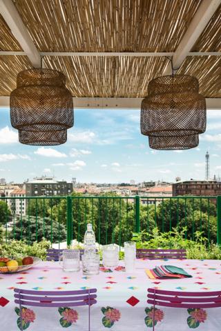 Pergolato per pranzo
Per la zona pranzo è sempre consigliabile ricavare una zona ombreggiata: un pergolato in ferro è una soluzione pratica ed efficiente. Può essere la base per un rampicante verde,  ma richiede molte cure: per chi vuole avere una copertura facile da mantenere le cannette sono un’alternativa valida, anche se il risultato estetico è completamente diverso. In questo caso il “tetto” in paglia serve anche per far scendere due lampade di paglia dall’alto, perfette per illuminare il tavolo.
L’idea: per pranzare anche quando cade qualche goccia d’acqua la struttura è stato completata con un sandwich fatto di cannette in paglia sopra e sotto, che racchiudono all’interno un policarbonato trasparente  che lo rende perfettamente coprente.