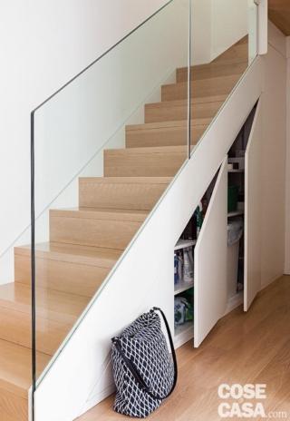 scala, pavimento in parquet, gradini in rovere, parapetto in vetro temperato in vetro trasparente, doppia rampa scala, pavimento in parquet, gradini in rovere, parapetto in vetro temperato in vetro trasparente, doppia rampa