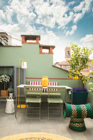 Colorato e allegro
Puntare su un colore cambia può cambiare in un attimo l’immagine del balcone: in questo caso le piastrelle in gres a pavimento color verde e le pareti dipinte dello stesso tono di verde uniformano lo spazio. Gli arredi poi hanno accenti di colore forte, come il giallo: uno stile allegro e molto particolare, dedicato a chi ama osare e vuole circondarsi di colore.
L’idea: Il tavolo è stato realizzato con il piano in piastrelle che erano avanzate in cantiere, facendo fare dal fabbro una struttura in ferro su misura per contenerle. Pratico ma anche molto decorativo. Colorato e allegro
Puntare su un colore cambia può cambiare in un attimo l’immagine del balcone: in questo caso le piastrelle in gres a pavimento color verde e le pareti dipinte dello stesso tono di verde uniformano lo spazio. Gli arredi poi hanno accenti di colore forte, come il giallo: uno stile allegro e molto particolare, dedicato a chi ama osare e vuole circondarsi di colore.
L’idea: Il tavolo è stato realizzato con il piano in piastrelle che erano avanzate in cantiere, facendo fare dal fabbro una struttura in ferro su misura per contenerle. Pratico ma anche molto decorativo.