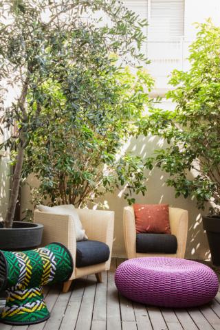 Mini salotto
Un terrazzo può anche diventando un vero e proprio salotto all’aperto: qui ci sono due poltrone in midollino, tante piante, uno sgabello scultoreo in fili di plastica con decor africano e un grande pouf in corda intrecciata… Non manca nulla per vivere proprio come in un soggiorno. Ma tutti diranno: ma quando piove? Non c’è problema. Tutto può essere lasciato all’esterno!
L’idea: per chi ha uno spazio ristretto in casa, il soggiorno open air risolve soprattutto quando si invitano gli amici. E arredarlo proprio come una stanza in poù lo rende parte integrante della casa. Mini salotto
Un terrazzo può anche diventando un vero e proprio salotto all’aperto: qui ci sono due poltrone in midollino, tante piante, uno sgabello scultoreo in fili di plastica con decor africano e un grande pouf in corda intrecciata… Non manca nulla per vivere proprio come in un soggiorno. Ma tutti diranno: ma quando piove? Non c’è problema. Tutto può essere lasciato all’esterno!
L’idea: per chi ha uno spazio ristretto in casa, il soggiorno open air risolve soprattutto quando si invitano gli amici. E arredarlo proprio come una stanza in poù lo rende parte integrante della casa.