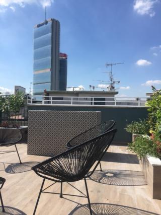 Stile urbano
Siamo in un terrazzo situato all’ultimo piano di un palazzo anni Sessanta, con una vista spettacolare sui nuovi grattacieli. Un terrazzo urbano, caratterizzato da scelte semplici e di design, che non punta sul verde ma su materiali pratici e più cittadini. Il pavimento è un gres che riproduce l’effetto del legno, mentre le sedie sono in fili di plastica nera, comodissime perché possono stare all’aperto tutto l’anno.
L’idea: l’angolo bar, con piano di lavoro, lavello e frigorifero, è schermato da una struttura in muratura rivestita con piastrelle grafiche che creano una quinta  decorativa e molto pratica da usare. Stile urbano
Siamo in un terrazzo situato all’ultimo piano di un palazzo anni Sessanta, con una vista spettacolare sui nuovi grattacieli. Un terrazzo urbano, caratterizzato da scelte semplici e di design, che non punta sul verde ma su materiali pratici e più cittadini. Il pavimento è un gres che riproduce l’effetto del legno, mentre le sedie sono in fili di plastica nera, comodissime perché possono stare all’aperto tutto l’anno.
L’idea: l’angolo bar, con piano di lavoro, lavello e frigorifero, è schermato da una struttura in muratura rivestita con piastrelle grafiche che creano una quinta  decorativa e molto pratica da usare.