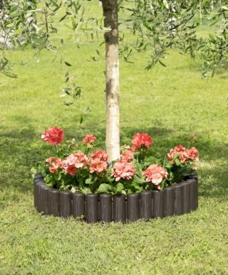 Blok è la bordatura per aiuole modulare decorata simil legno facile da montare grazie al pratico e veloce sistema ad incastro, perfetta per realizzare aiuole e delimitare qualunque parte del giardino in modo elegante e ordinato. Realizzata in resina di prima qualità è disponibile in color cacao e muschio, addizionata di anti UV resiste ai raggi del sole ed è perfetta per essere inserita negli ambienti naturali. E’ un prodotto Bama e nel set da 6 elementi componibili costa 19,90euro, www.bamagroup.com Blok è la bordatura per aiuole modulare decorata simil legno facile da montare grazie al pratico e veloce sistema ad incastro, perfetta per realizzare aiuole e delimitare qualunque parte del giardino in modo elegante e ordinato. Realizzata in resina di prima qualità è disponibile in color cacao e muschio, addizionata di anti UV resiste ai raggi del sole ed è perfetta per essere inserita negli ambienti naturali. E’ un prodotto Bama e nel set da 6 elementi componibili costa 19,90euro, www.bamagroup.com