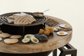 Focù di Italian Ember è una cucina outdoor che combina performance di cottura avanzate, design italiano e materiali di altissima qualità. Nasce nel 2020 da quattro ragazzi che costretti a vivere fra le mure di casa a causa della pandemia
hanno capito l’immenso valore che questi tre elementi possano avere se uniti assieme: famiglia, buon cibo e natura. Dopo mesi di studio, progettazione e prototipazione questa cucina ha ottenuto due importanti certificazioni:
Cancer Free, Certificazione dell’Istituto Giordano che garantisce una cottura salutare e Smoke Free - Hot Vortex System® - brevetto che garantisce una cottura senza fumo. Un’icona del Made in Italy, prodotto interamente in Italia con acciaio di alta qualità e rifinito in ogni saldatura da artigiani specializzati.
Si adatta ad ogni giardino o veranda ed è adatto ad ogni utilizzo sia privato che business come ristorante, hotel o catering. Il design è stato curato da Pietro Petrillo e Ilaria Spagnuolo già Art Directors di Keep Life ed ora collaboratori di Italian Ember. italian.ember@gmail.com