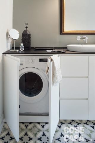 Nel bagno il pavimento è rivestito da cementine quadrate della serie Geometrico di Demosaica; il listelli rettangolari in gres sulle pareti del box doccia sono di Ce.Si. Il lavabo da appoggio in ceramica è di GSI con rubinetto a parete modello Less di Cisal. Box doccia di Tecnical Vetro. Sopra lo specchio con cornice foglia oro, l'applique è la Tolomeo di Artemide. Nel bagno il pavimento è rivestito da cementine quadrate della serie Geometrico di Demosaica; il listelli rettangolari in gres sulle pareti del box doccia sono di Ce.Si. Il lavabo da appoggio in ceramica è di GSI con rubinetto a parete modello Less di Cisal. Box doccia di Tecnical Vetro. Sopra lo specchio con cornice foglia oro, l'applique è la Tolomeo di Artemide.