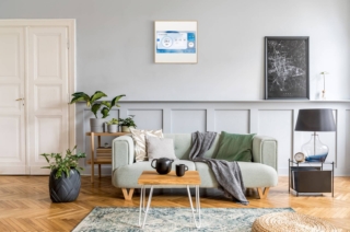 LG ARTCOOL Gallery™ con display LCD 27” Full HD integrato e personalizzabile con app ThinQ è il connubio perfetto di design e tecnologia. È infatti dotato di uno schermo Full HD 27” che permette di riprodurre le proprie immagini o video preferiti, sfruttando anche due speaker integrati da 5 watt ciascuno: diventa così difficile notare quale è il climatizzatore appeso alla parete. Con il telecomando o l’app LG ThinQTM, è possibile scegliere da una galleria di 55 immagini, sfondi animati e opere famose, oppure selezionare fino a 20 foto sul proprio smartphone. Quando non utilizzato per la riproduzione di foto o video, il display permette di visualizzare una dashboard con informazioni utili come ora e meteo. È in classe energetica A++ per il raffrescamento e A+ per il riscaldamento. Misura L 77 x P 30 x H 54,5 cm. Prezzo da rivenditore. www.lg.com/it