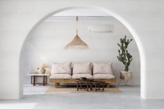 BEEPGH della linea EvolutioPro di Beko si caratterizza per il pannello frontale bianco che si integra armoniosamente in tutti gli ambienti domestici, le dimensioni compatte e le linee essenziali che garantiscono la perfetta personalizzazione di ogni stanza garantendo anche massima efficienza e comfort. Dal punto di vista estetico, il pannello di controllo, quando il climatizzatore è spento, diventa completamente invisibile, conferendo così un aspetto elegante e raffinato allo split. È dotato del sistema di pulizia a luce UV-C (HygieneMax UVC), attivabile dal telecomando, per eliminare microorganismi patogeni, virus e muffe che si possono formare all’interno dello split. È in classe di efficienza energetica A+++ in modalità raffrescamento e A++ in riscaldamento. È disponibile a partire da 9.000 Btu/h di potenza refrigerante. Prezzo da rivenditore. www.beko.it