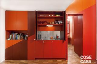 cucina rossa nascosta nell'armadio-parete, monolocale cucina rossa nascosta nell'armadio-parete, monolocale