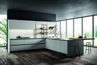 Kalì, purezza lineare di basi e pensili in Pet maxximatt opaco bianco, maniglia, zoccolo, struttura mensole titanio; ripiani e piano snack sp.6 speciale rovere biondo, schienale pietra bianco.