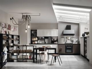 La zona cottura della composizione Tablet.GO di Veneta Cucine accoglie il forno tra le ante lisce in Smart Antracite, in contrasto con quelle a telaio in Link Sequoia Bianco e Grigio delle basi della zona lavaggio, dei pensili e delle colonne. Sono presenti anche una serie di colonne midi, di vani a giorno e di un bancone con la struttura in metallo dal sapore industriale. Prezzo modulo base, da 60 cm, 196 euro. In produzione fino a giugno 2023. www.venetacucine.com La zona cottura della composizione Tablet.GO di Veneta Cucine accoglie il forno tra le ante lisce in Smart Antracite, in contrasto con quelle a telaio in Link Sequoia Bianco e Grigio delle basi della zona lavaggio, dei pensili e delle colonne. Sono presenti anche una serie di colonne midi, di vani a giorno e di un bancone con la struttura in metallo dal sapore industriale. Prezzo modulo base, da 60 cm, 196 euro. In produzione fino a giugno 2023. www.venetacucine.com