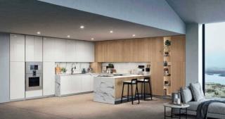 Il modello a golfo D23 di Doimo Cucine è caratterizzato dalla presenza del blocco con i forni americani da 30 pollici (76,2 cm)  sistemato nelle colonne, ma più in basso rispetto al solito. Le ante lisce in XGloss Bianco rendono l'ambiente luminoso ed elegante; le colonne in Synchroface rovere dogato Sesamo “scaldano” la composizione. Il top è in Laminato HPL Statuario Liscio effetto marmo. Prezzo su richiesta. www.doimocucine.com Il modello a golfo D23 di Doimo Cucine è caratterizzato dalla presenza del blocco con i forni americani da 30 pollici (76,2 cm)  sistemato nelle colonne, ma più in basso rispetto al solito. Le ante lisce in XGloss Bianco rendono l'ambiente luminoso ed elegante; le colonne in Synchroface rovere dogato Sesamo “scaldano” la composizione. Il top è in Laminato HPL Statuario Liscio effetto marmo. Prezzo su richiesta. www.doimocucine.com