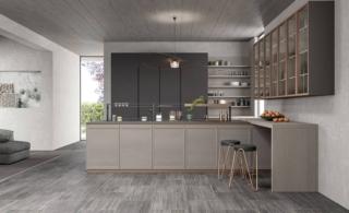 La cucina con penisola Flavour di Lube è caratterizzata da elevati standard di qualità e da un design che unisce lo stile classico e contemporaneo per dare vita ad un ambiente senza tempo, che non stanca e non passa di moda. Le ante delle basi sono in Rovere nuvola e laccato grigio lava; i grandi pensili verticali hanno le ante in alluminio verniciato rame e vetro fumé. Il top è in Laminato Fenix grigio. www.cucinelube.it La cucina con penisola Flavour di Lube è caratterizzata da elevati standard di qualità e da un design che unisce lo stile classico e contemporaneo per dare vita ad un ambiente senza tempo, che non stanca e non passa di moda. Le ante delle basi sono in Rovere nuvola e laccato grigio lava; i grandi pensili verticali hanno le ante in alluminio verniciato rame e vetro fumé. Il top è in Laminato Fenix grigio. www.cucinelube.it