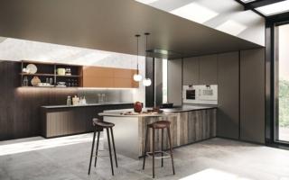 Una linea arrotondata per il piano snack piccolo che completa la penisola in legno vecchio finitura Grey della cucina Maestrale di Scandola Mobili. Gli arredi sono realizzati in legno massello di abete di prima qualità con verniciatura all'acqua, completamente atossica. Le basi hanno le ante Bea con dogatura Carruba; le colonne sono nella finitura effetto cemento color Peltro. I pensili a sviluppo orizzontale laccati color Caramello illuminano l'ambiente e sono affiancati dai vani a giorno in ferro dal sapore industriale. Prezzo su richiesta. www.scandolamobili.it Una linea arrotondata per il piano snack piccolo che completa la penisola in legno vecchio finitura Grey della cucina Maestrale di Scandola Mobili. Gli arredi sono realizzati in legno massello di abete di prima qualità con verniciatura all'acqua, completamente atossica. Le basi hanno le ante Bea con dogatura Carruba; le colonne sono nella finitura effetto cemento color Peltro. I pensili a sviluppo orizzontale laccati color Caramello illuminano l'ambiente e sono affiancati dai vani a giorno in ferro dal sapore industriale. Prezzo su richiesta. www.scandolamobili.it