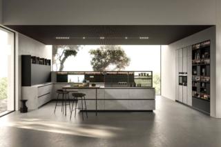 Nella cucina Link di Snaidero, che si apre completamente sulla zona giorno, il piano snack alto e piccolo, impiallacciato legno scuro, é sistemato in appoggio sul top dell'isola. Le ante chiare hanno un aspetto materico e si aprono per mezzo delle gole scure. Prezzo su richiesta. www.snaidero.it Nella cucina Link di Snaidero, che si apre completamente sulla zona giorno, il piano snack alto e piccolo, impiallacciato legno scuro, é sistemato in appoggio sul top dell'isola. Le ante chiare hanno un aspetto materico e si aprono per mezzo delle gole scure. Prezzo su richiesta. www.snaidero.it