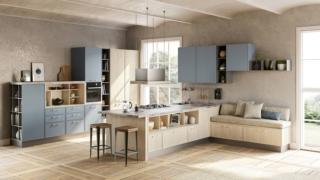 Stile nordico per la composizione Rewind di CREO Kitchens che è dominata dalla presenza dell'  isola con  il piano in quarzo Metropolis Steel opaco aggettante che si trasforma in un mini bancone snack. Gli arredi hanno le ante in legno nella finitura pine polar e laccato opaco azzurro nube. Gli elementi a giorno in laccato opaco fumo permettono di esporre piccoli oggetti e alleggeriscono la composizione. I pratici cestoni danno vita ad una comoda panca grazie ai cuscini. Prezzo modulo base da 60 cm escluso top, prezzo 441 euro + IVA. www.creokitchens.it Stile nordico per la composizione Rewind di CREO Kitchens che è dominata dalla presenza dell'  isola con  il piano in quarzo Metropolis Steel opaco aggettante che si trasforma in un mini bancone snack. Gli arredi hanno le ante in legno nella finitura pine polar e laccato opaco azzurro nube. Gli elementi a giorno in laccato opaco fumo permettono di esporre piccoli oggetti e alleggeriscono la composizione. I pratici cestoni danno vita ad una comoda panca grazie ai cuscini. Prezzo modulo base da 60 cm escluso top, prezzo 441 euro + IVA. www.creokitchens.it
