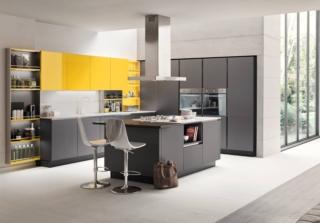 Giallo e grigio per la composizione Oyster di Veneta Cucine che si articola intorno all'isola centrale dotata di un mini bancone snack laterale in quarzo Veined Baroque in appoggio sul piano in quarzo Bianco. Le ante lisce sono in Laccato nella finitura Metallo Liquido Mercurio e in Laccato Lucido Giallo Girasole per i pensili e i dettagli della boiserie attrezzata con mensole. Un modulo base da 60 cm con anta intera, prezzo a partire da 288 euro.  www.venetacucine.com Giallo e grigio per la composizione Oyster di Veneta Cucine che si articola intorno all'isola centrale dotata di un mini bancone snack laterale in quarzo Veined Baroque in appoggio sul piano in quarzo Bianco. Le ante lisce sono in Laccato nella finitura Metallo Liquido Mercurio e in Laccato Lucido Giallo Girasole per i pensili e i dettagli della boiserie attrezzata con mensole. Un modulo base da 60 cm con anta intera, prezzo a partire da 288 euro.  www.venetacucine.com