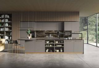 Le ante della cucina Modula di Febal Casa sono declinate in una raffinata tonalità Grigio Londra. L'isola centrale è caratterizzata dalle basi alternate ai vani a giorno e dal piccolo piano snack dell'insolita forma arrotondata; il top è in Gres noir desir. I dettagli e gli accessori in ottone illuminano la composizione. Un modulo base da 60 cm completo di zoccolo, maniglia, top e alzatina, prezzo a partire da 215,60 euro. www.febalcasa.com Le ante della cucina Modula di Febal Casa sono declinate in una raffinata tonalità Grigio Londra. L'isola centrale è caratterizzata dalle basi alternate ai vani a giorno e dal piccolo piano snack dell'insolita forma arrotondata; il top è in Gres noir desir. I dettagli e gli accessori in ottone illuminano la composizione. Un modulo base da 60 cm completo di zoccolo, maniglia, top e alzatina, prezzo a partire da 215,60 euro. www.febalcasa.com