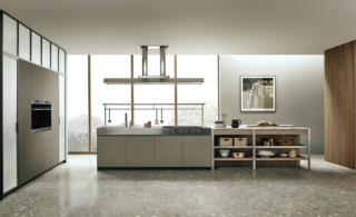 Grandi banchi da lavoro, di cui uno dedicato all'ampia zona cottura in acciaio satinato, per la cucina K- Lab di Ernestomeda caratterizzata da un sistema di elementi a giorno con struttura in metallo spazzolato. Sono presenti elementi in impiallacciato Rovere Nordic e le ante delle basi in laccato Zero Gloss Limo. La composizione a isola è completata dalla cappa Planet con la struttura in acciaio satinato e con il piano di lavoro rifinito in marmo Calacatta levigato opaco. Prezzo su richiesta. www.ernestomeda.com Grandi banchi da lavoro, di cui uno dedicato all'ampia zona cottura in acciaio satinato, per la cucina K- Lab di Ernestomeda caratterizzata da un sistema di elementi a giorno con struttura in metallo spazzolato. Sono presenti elementi in impiallacciato Rovere Nordic e le ante delle basi in laccato Zero Gloss Limo. La composizione a isola è completata dalla cappa Planet con la struttura in acciaio satinato e con il piano di lavoro rifinito in marmo Calacatta levigato opaco. Prezzo su richiesta. www.ernestomeda.com