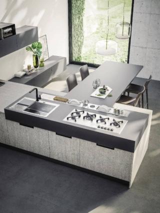 Ben cinque fuochi, che si articolano su una lunghezza di un metro, per il modello Loft Wall di Arrex, la cucina con una zona cottura ampia posizionata sulla penisola in cui trova posto anche il pratico binario porta accessori in metallo. Le basi hanno le ante Loft Wall in laminato effetto cemento colore grigio Cemento con un aspetto materico estremamente moderno. Alla penisola è collegato anche il tavolo snack grigio. Prezzo su richiesta. www.arrex.it Ben cinque fuochi, che si articolano su una lunghezza di un metro, per il modello Loft Wall di Arrex, la cucina con una zona cottura ampia posizionata sulla penisola in cui trova posto anche il pratico binario porta accessori in metallo. Le basi hanno le ante Loft Wall in laminato effetto cemento colore grigio Cemento con un aspetto materico estremamente moderno. Alla penisola è collegato anche il tavolo snack grigio. Prezzo su richiesta. www.arrex.it