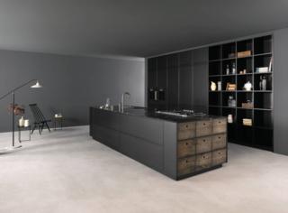 Ha un aspetto elegante, sottolineato dalla colorazione delle ante lisce nella finitura Metallo Liquido colore Titanio, il modello Factory di Key Cucine che vede protagonista l'isola attrezzata su cui sono sistemati il lavello e la grande zona fuochi in acciaio inox, incassati nel top in pregiato marmo grigio Carnico. Lateralmente l'isola è dotata di una serie di cassetti in legno di Abete Vecchio che “scaldano” la composizione. Prezzo su richiesta. www.keycucine.it Ha un aspetto elegante, sottolineato dalla colorazione delle ante lisce nella finitura Metallo Liquido colore Titanio, il modello Factory di Key Cucine che vede protagonista l'isola attrezzata su cui sono sistemati il lavello e la grande zona fuochi in acciaio inox, incassati nel top in pregiato marmo grigio Carnico. Lateralmente l'isola è dotata di una serie di cassetti in legno di Abete Vecchio che “scaldano” la composizione. Prezzo su richiesta. www.keycucine.it