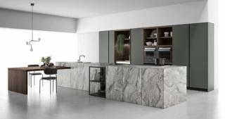 Una sezione della doppia isola rettangolare è occupata dall'ampia zona cottura con i fuochi ad induzione nel modello Aspen di Doimo Cucine. La struttura è declinata nella scenografica finitura Stratificato HPL Pietra Palladio, le colonne hanno le ante in Fenix NTM® Verde Comodoro. Il tavolo, che si innesta lateralmente nell'isola, è in melaminico Noce Cannella. Prezzo su richiesta. www.doimocucine.com Una sezione della doppia isola rettangolare è occupata dall'ampia zona cottura con i fuochi ad induzione nel modello Aspen di Doimo Cucine. La struttura è declinata nella scenografica finitura Stratificato HPL Pietra Palladio, le colonne hanno le ante in Fenix NTM® Verde Comodoro. Il tavolo, che si innesta lateralmente nell'isola, è in melaminico Noce Cannella. Prezzo su richiesta. www.doimocucine.com