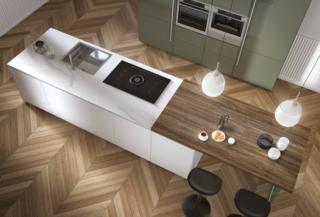 L’isola del modello Step della Collezione Pratica di La Casa Moderna è attrezzata con il grande piano cottura ad induzione in vetroceramica con cappa aspirante integrata e quattro zone di cottura a controllo elettronico Touch Control; le ante delle basi sono in PET talco seta, mentre il top e i fianchi sono in HPL effetto pietra. Tra le colonne in laccato lucido verde con maniglioni in acciaio è presente anche un forno multifunzione. Un modulo base da 60 cm con anta, gola, zoccolo e top in laminato, prezzo a partire da 295 euro.  www.lacasamoderna.com L’isola del modello Step della Collezione Pratica di La Casa Moderna è attrezzata con il grande piano cottura ad induzione in vetroceramica con cappa aspirante integrata e quattro zone di cottura a controllo elettronico Touch Control; le ante delle basi sono in PET talco seta, mentre il top e i fianchi sono in HPL effetto pietra. Tra le colonne in laccato lucido verde con maniglioni in acciaio è presente anche un forno multifunzione. Un modulo base da 60 cm con anta, gola, zoccolo e top in laminato, prezzo a partire da 295 euro.  www.lacasamoderna.com