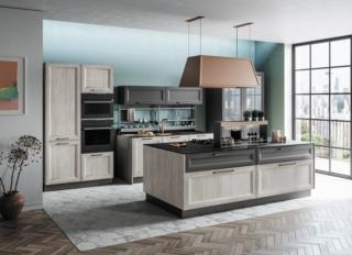 L'ampia zona fuochi domina l'isola multifunzionale del modello Smart di CREO Kitchens che è sovrastata della scenografica cappa a camino sospesa Metis nella finitura rame; il top è in laminato nella finitura effetto marmo nero. Le ante a telaio sono in PET carbone supermatt e in Alkorcell rovere greige. Sono presenti una dispensa a colonne, che accoglie anche gli elettrodomestici, e un armadio con ante a vetro che ne aumenta la capacità contenitiva. Prezzo su richiesta. www.creokitchens.it L'ampia zona fuochi domina l'isola multifunzionale del modello Smart di CREO Kitchens che è sovrastata della scenografica cappa a camino sospesa Metis nella finitura rame; il top è in laminato nella finitura effetto marmo nero. Le ante a telaio sono in PET carbone supermatt e in Alkorcell rovere greige. Sono presenti una dispensa a colonne, che accoglie anche gli elettrodomestici, e un armadio con ante a vetro che ne aumenta la capacità contenitiva. Prezzo su richiesta. www.creokitchens.it