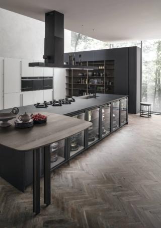 Legno di Rovere Dark e Laccato Color Trend Frost opaco per la composizione Natural di Stosa che si articola intorno all'isola attrezzata con i sei grandi fuochi e un lavello laterale. Le basi con ante in vetro, le grandi armadiature a colonne e i numerosi vani a giorno ne aumentano la capacità contenitiva. Prezzo su richiesta. www.stosacucine.com Legno di Rovere Dark e Laccato Color Trend Frost opaco per la composizione Natural di Stosa che si articola intorno all'isola attrezzata con i sei grandi fuochi e un lavello laterale. Le basi con ante in vetro, le grandi armadiature a colonne e i numerosi vani a giorno ne aumentano la capacità contenitiva. Prezzo su richiesta. www.stosacucine.com