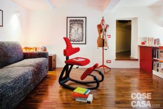 sedia rossa ergonomica per lavoro e divano grigio sedia rossa ergonomica per lavoro e divano grigio