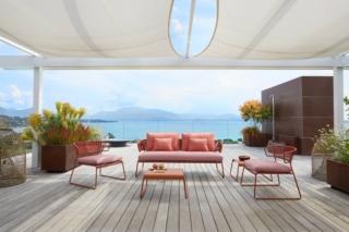 Il divano da esterno Lisa Sofa Club di SCAB, design Marcello Ziliani, ha la struttura a quattro gambe in acciaio tubolare zincato e verniciato a polvere poliestere. I cuscini sono imbottiti in poliuretano espanso indeformabile e rivestiti in tessuto sfoderabile con zip. Misura L 170 x P 82 x H 75 cm. www.s-cab.it Il divano da esterno Lisa Sofa Club di SCAB, design Marcello Ziliani, ha la struttura a quattro gambe in acciaio tubolare zincato e verniciato a polvere poliestere. I cuscini sono imbottiti in poliuretano espanso indeformabile e rivestiti in tessuto sfoderabile con zip. Misura L 170 x P 82 x H 75 cm. www.s-cab.it