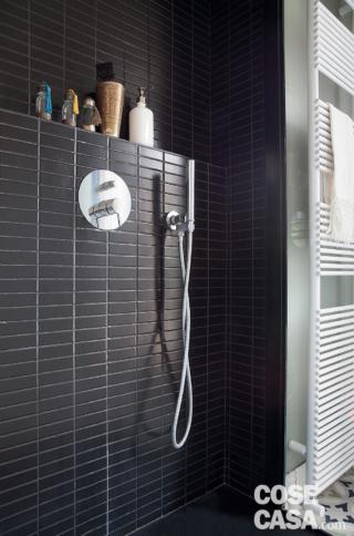 bagno della casa d'epoca, box doccia, rivestimento con mosaico rettangolare grigio, soffione, scaldasalviette bianco, piano d'appoggio in muratura bagno della casa d'epoca, box doccia, rivestimento con mosaico rettangolare grigio, soffione, scaldasalviette bianco, piano d'appoggio in muratura
