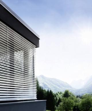 FRANGISOLE Internorm
Il frangisole esterno di Internorm ha lamelle orientabili in alluminio che si impacchettano e scompaiono nel cassonetto. Il movimento è comandabile con una cordicella dall'interno della casa, senza aprire le finestre o può essere motorizzato e controllato anche tramite App I-tec, da smartphone. Si può montare solo sui serramenti dell’azienda. www.internorm.com/it-it FRANGISOLE Internorm
Il frangisole esterno di Internorm ha lamelle orientabili in alluminio che si impacchettano e scompaiono nel cassonetto. Il movimento è comandabile con una cordicella dall'interno della casa, senza aprire le finestre o può essere motorizzato e controllato anche tramite App I-tec, da smartphone. Si può montare solo sui serramenti dell’azienda. www.internorm.com/it-it