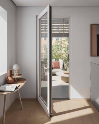 I FRANGISOLE per esterni Warema si abbinano ai serramenti di Schüco Italia (in foto AWS 90.SI+ in alluminio) e sono composti da lamelle in alluminio, profilo tecnico superiore e profilato con nastri di sollevamento e movimentazione in poliestere. Le lamelle sagomate permettono maggiore ombreggiamento e la bordatura ne aumenta la stabilità, anche in caso di vento. www.schueco.it I FRANGISOLE per esterni Warema si abbinano ai serramenti di Schüco Italia (in foto AWS 90.SI+ in alluminio) e sono composti da lamelle in alluminio, profilo tecnico superiore e profilato con nastri di sollevamento e movimentazione in poliestere. Le lamelle sagomate permettono maggiore ombreggiamento e la bordatura ne aumenta la stabilità, anche in caso di vento. www.schueco.it