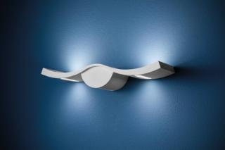 La lampada da parete Gabbiano di Zafferano Ailati Lights è caratterizzata da una doppia emissione luminosa e di una sorgente luminosa a Led. Ha il corpo, dalla forma sinuosa, realizzato in pressofusione di alluminio verniciato, bianco opaco o corten, con il diffusore in vetro prismatico satinato. Può essere collocata sia in interni sia all'esterno. www.zafferanoitalia.com La lampada da parete Gabbiano di Zafferano Ailati Lights è caratterizzata da una doppia emissione luminosa e di una sorgente luminosa a Led. Ha il corpo, dalla forma sinuosa, realizzato in pressofusione di alluminio verniciato, bianco opaco o corten, con il diffusore in vetro prismatico satinato. Può essere collocata sia in interni sia all'esterno. www.zafferanoitalia.com