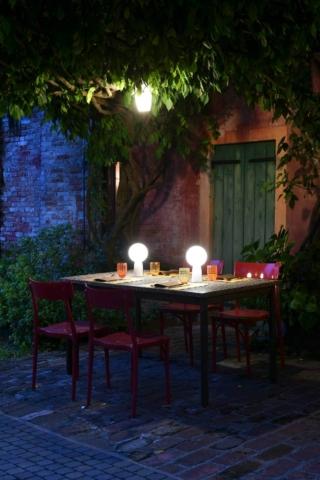 La lampada da tavolo a batteria portatile Olimpia di Zafferano Lampes à porter, design Federico de Majo, ha il diffusore in vetro opale satinato, soffiato a bocca, che diffonde una piacevole luce soffusa, montato su una base tronco-conica, leggermente bombata, in alluminio disponibile in diverse finiture: bianco, grigio scuro, cromo, oro e rame. È dotata di luce a Led dimmerabile tramite un pulsante touch, è ricaricabile sull'apposito pad e può essere usata anche all'esterno. www.zafferanoitalia.com La lampada da tavolo a batteria portatile Olimpia di Zafferano Lampes à porter, design Federico de Majo, ha il diffusore in vetro opale satinato, soffiato a bocca, che diffonde una piacevole luce soffusa, montato su una base tronco-conica, leggermente bombata, in alluminio disponibile in diverse finiture: bianco, grigio scuro, cromo, oro e rame. È dotata di luce a Led dimmerabile tramite un pulsante touch, è ricaricabile sull'apposito pad e può essere usata anche all'esterno. www.zafferanoitalia.com