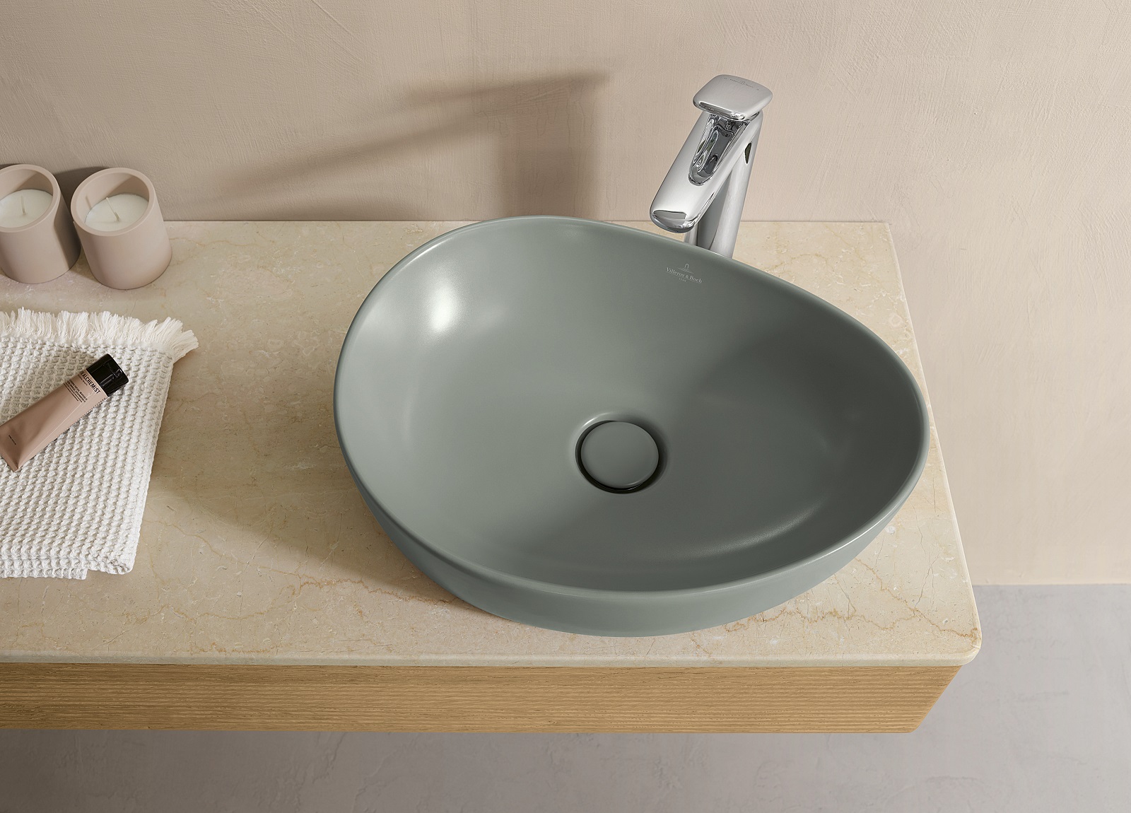 Ha un design ispirato alla natura il lavabo da appoggio Antao di Villeroy & Boch di forma  leggermente asimmetrica nel colore Morning Green CeramicPlus. Misura L 51 x P 40 x H 14,6 cm. Prezzo, senza Iva, 1.067 euro. www.villeroy-boch.it