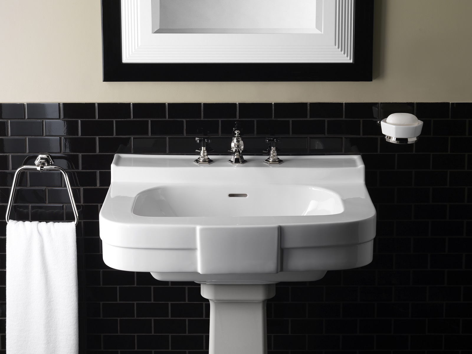 Il lavabo a colonna Bogart di Devon & Devon rimanda a raffinate atmosfere anni Quaranta. È disponibile nelle versioni a 1 o 3 fori e coordinabile con vasi e bidet della collezione Blues. Misura L 71 x P 54,5 x H 26,5 cm. Prezzo su richiesta. www.devon-devon.com