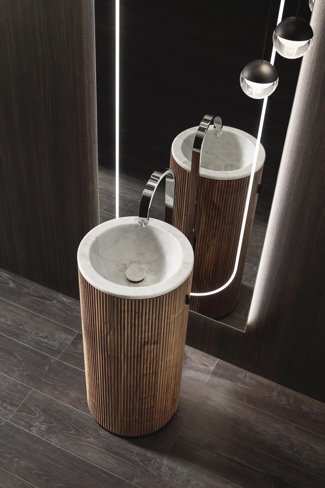 È in Corian Taupe opaco il lavabo freestanding Uniko di Arcombagno di forma conica con scocca in finitura Onda Noce. La vasca è disponibile in Corian in 10 tonalità opache o in Marmo Bianco Carrara. Dietro l’anta curva apri-e-chiudi si nasconde un vano contenitore. Misura 40 cm di diametro x H 90 cm. Prezzo su richiesta. www.arcombagno.com