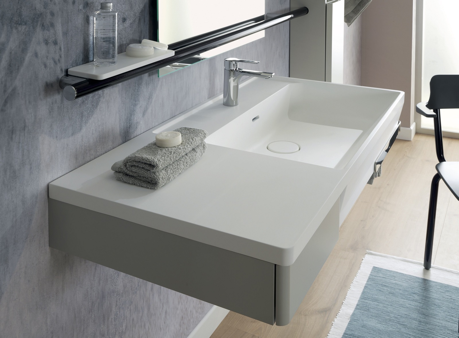 La consolle in minerale composito offre un’ampia superficie a lato del lavabo sospeso Hug di Ponte Giulio. Senza angoli vivi è disponibile nella versione destra (come in foto) o sinistra. Ha bordo di contenimento su tutto il perimetro della vasca che ha una capacità di 10 litri. Misura L 100 x P 52 x H 19,1 cm. Prezzo, Iva esclusa, 741,89 euro. www.pontegiulio.com